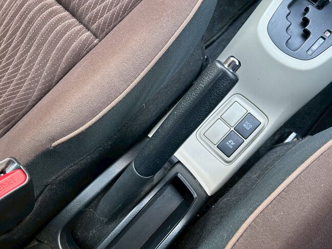 操作しやすいサイドブレーキ配置！【アクア】